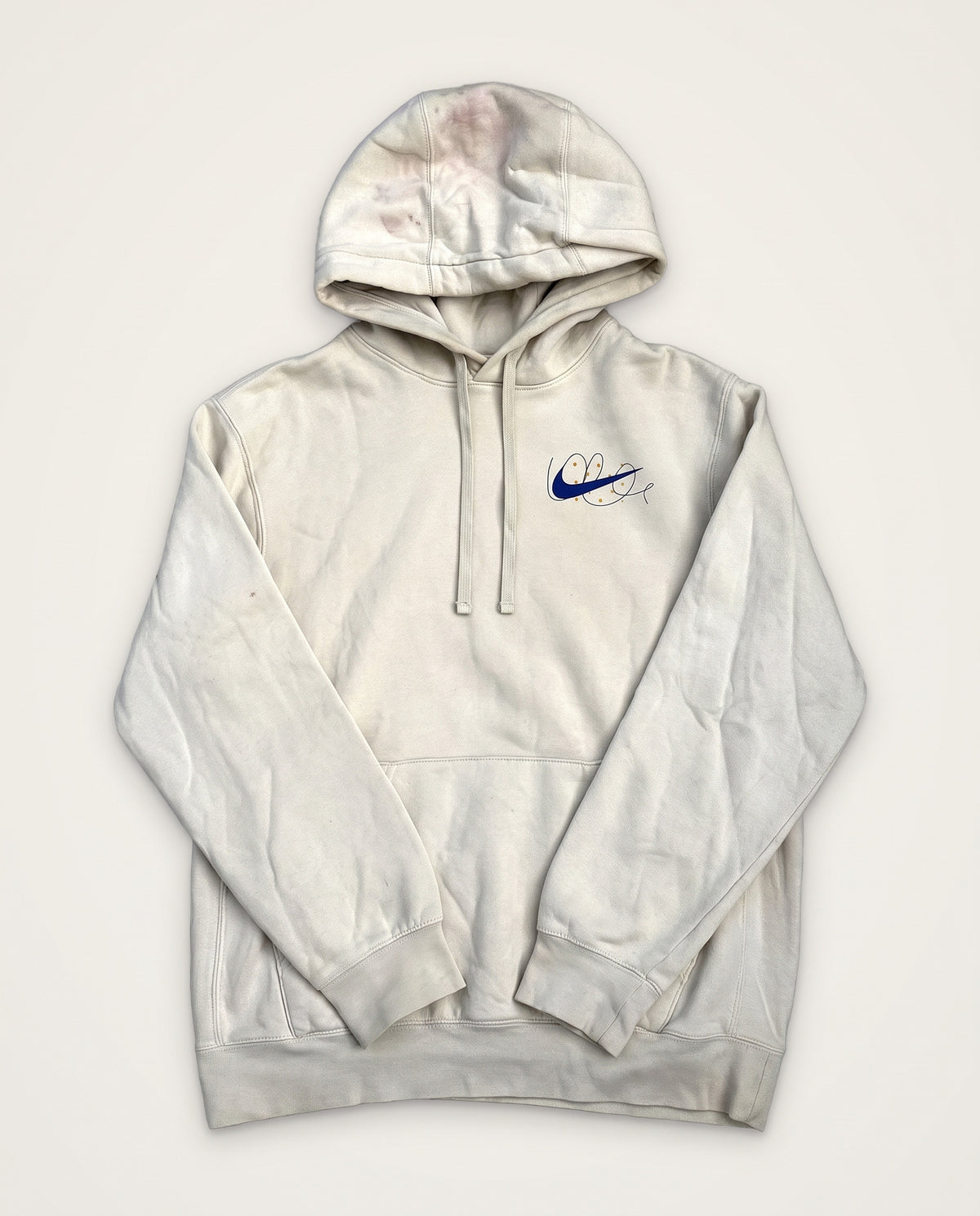 Nike Club Hoodie — ricostruzione: steso, fronte