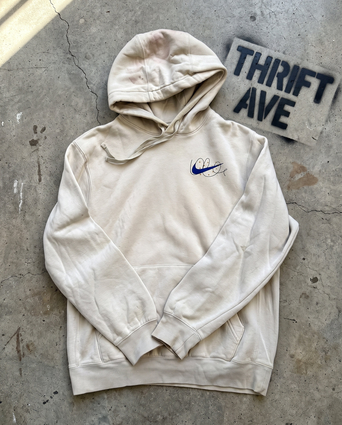 Nike Club Hoodie — ricostruzione: su cemento