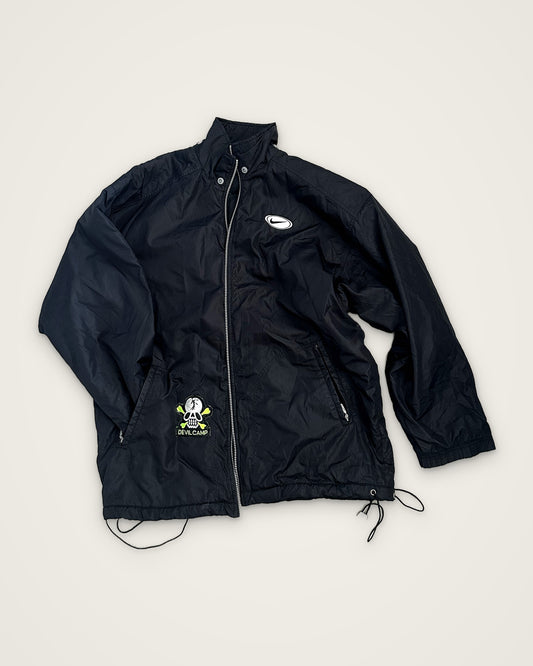 Nike 90s Devil Camp Nylon Jacket — il capo vero, fronte