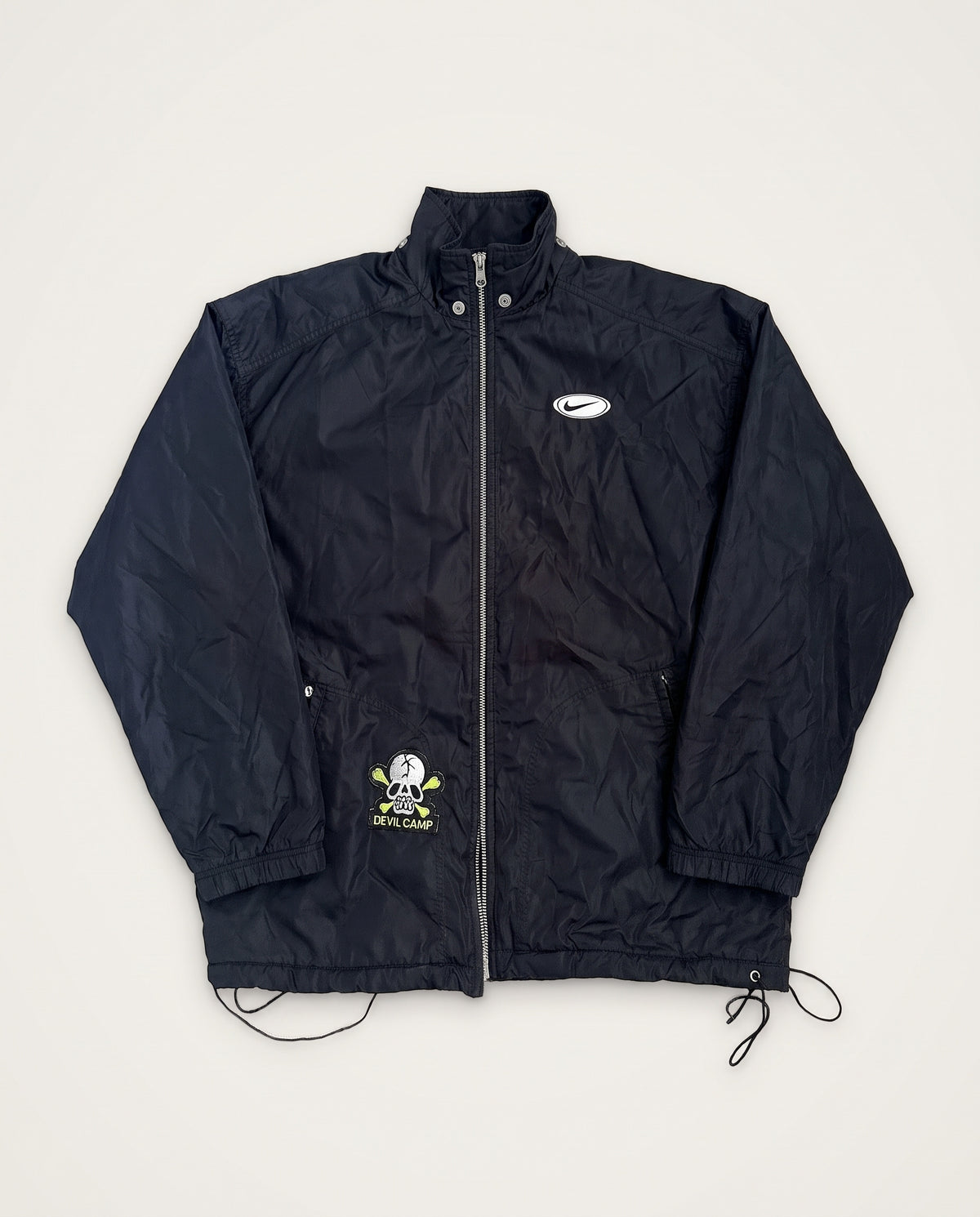 Nike 90s Devil Camp Nylon Jacket — ricostruzione: steso, fronte