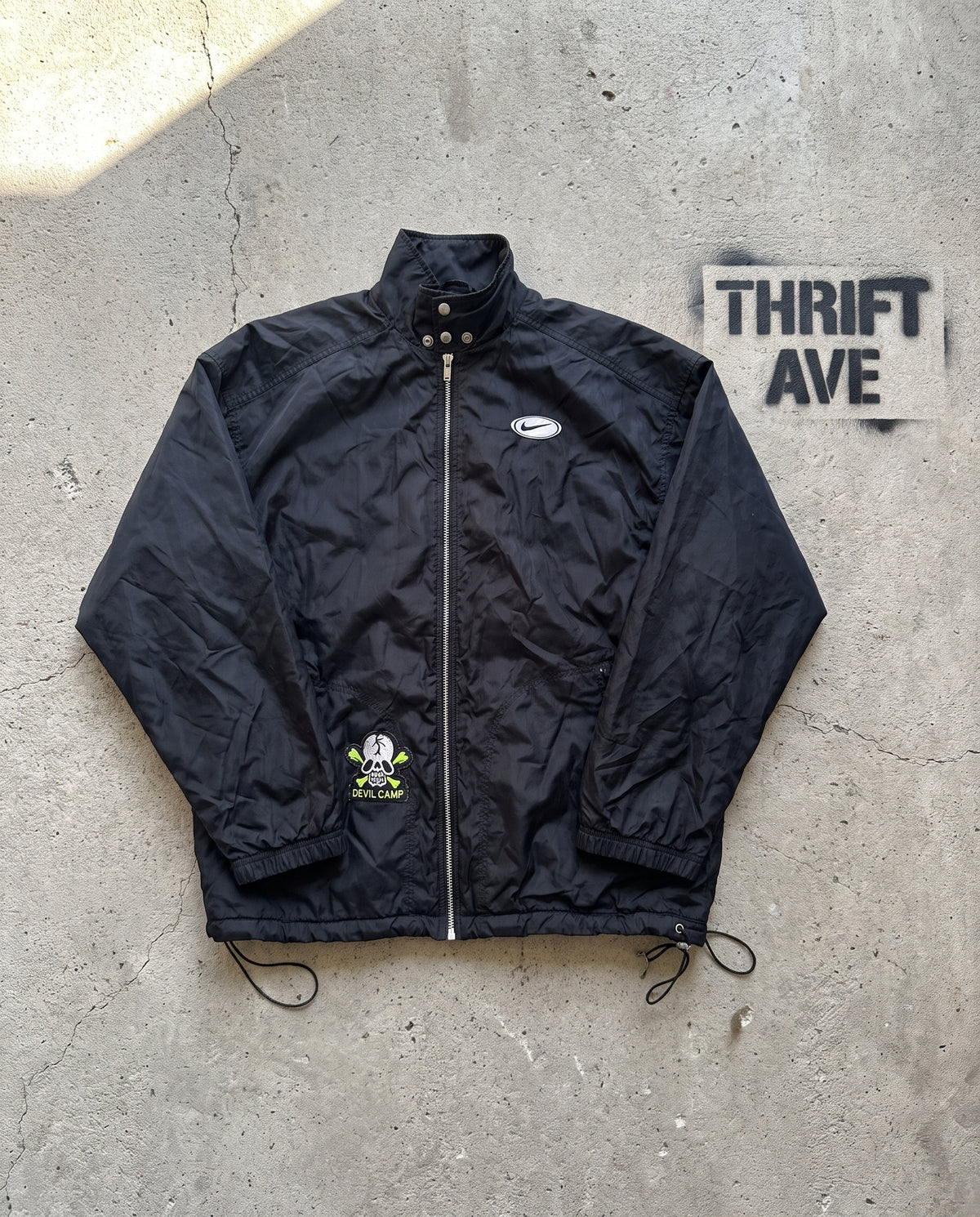 Nike 90s Devil Camp Nylon Jacket — ricostruzione: su cemento