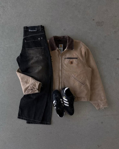 Outfit vintage steso a terra: giacca color tabacco, jeans neri e scarpe