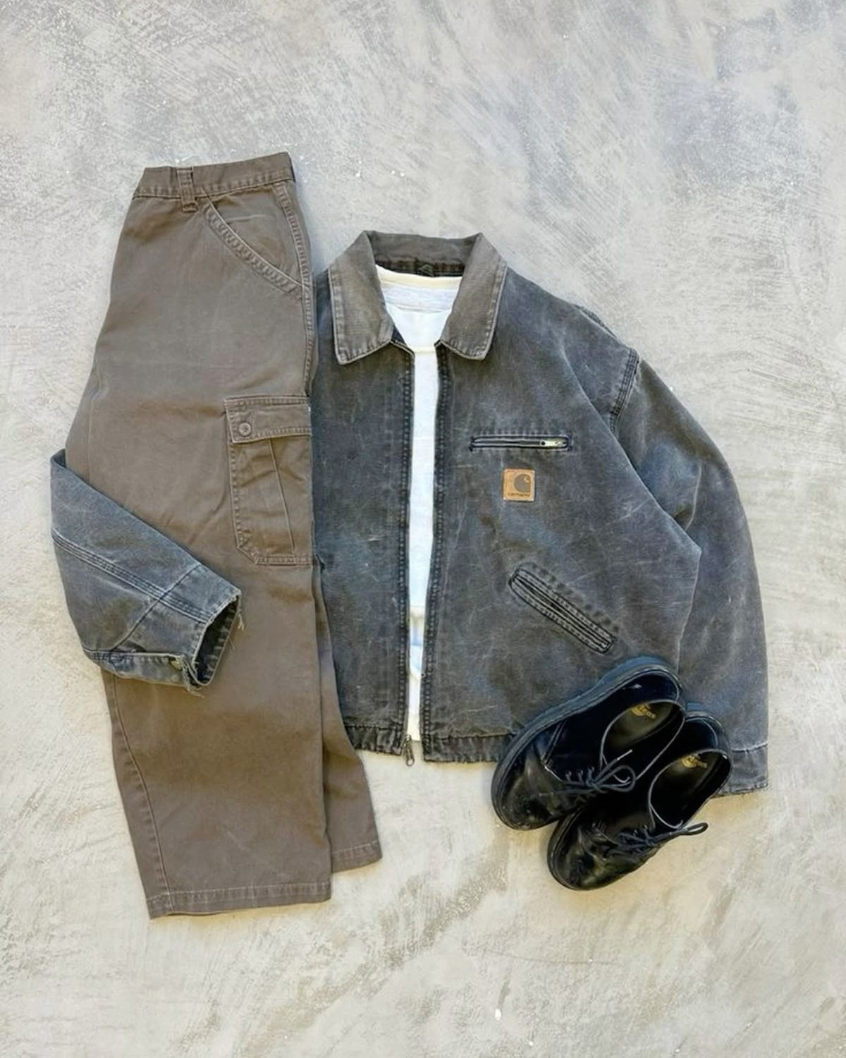 Outfit vintage steso a terra: giacca da lavoro e pantalone marrone